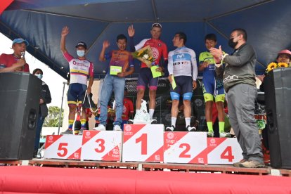Segundo Navarrete (i), Robinson Chalapud (c) y Byron Guamá (d) en el podio final de la Clásica de Tulcán.