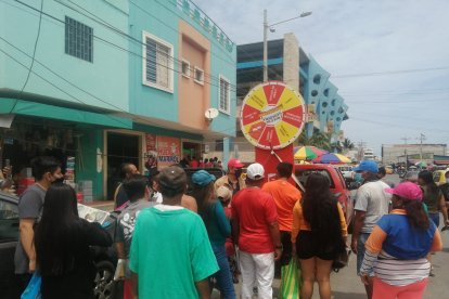 En el mercado de La Libertad, nuestros lectores se agolparon para girar, ganar y celebrar.