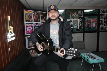 Con lo que ganaba en los shows en la vía pública pudo grabar sus temas.