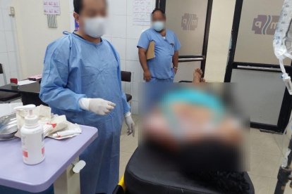 Los médicos la evaluaron y corroboraron el grado de las quemaduras de Janeth.