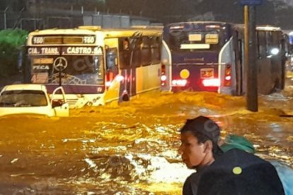 Los vehículos quedaron en medio de la inundación del túnel que une PECA con la Flor de Bastión.