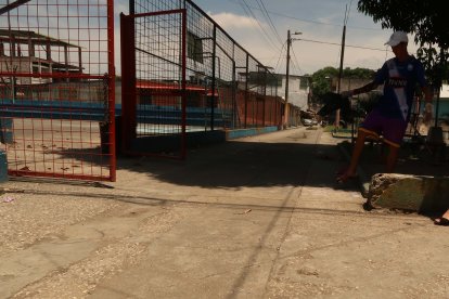 Al pie de este parque asesinaron a Beto y Huevito. Los vecinos pusieron dos velas en memoria de ellos.