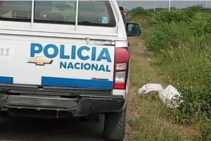 La Policía llegó al sitio donde fue abandonado el cuerpo de un hombre sin vida.