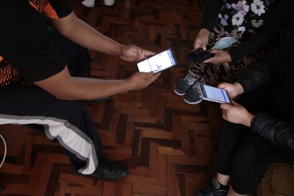 Los afectados intentan revisar sus cuentas en la aplicación móvil sin éxito.