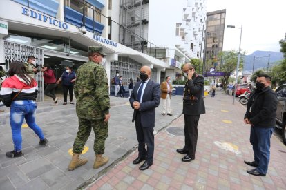 La autoridad fue acompañada por si séquito de seguridad.