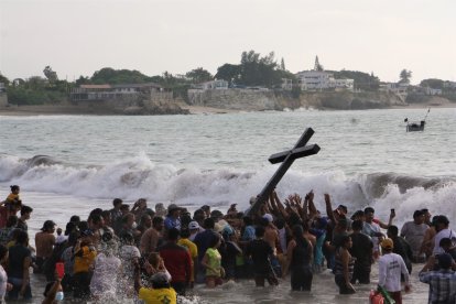 Pescadores de Ballenita bañaron la Cruz de Cristo