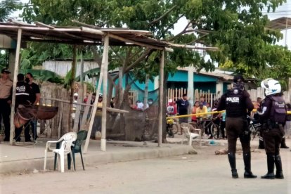 ¡Los balearon cuando jugaban naipes!