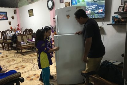 Piensa lo que vas a sacar de la 'refri', porque abrir y cerrar la puerta a cada rato, eleva el consumo de la luz.