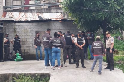 Dentro del domicilio y en los exteriores se recabó 18 indicios balísticos.