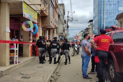 En el sector, clientes y usuarios de lanzaron al suelo tras escuchar los disparos.