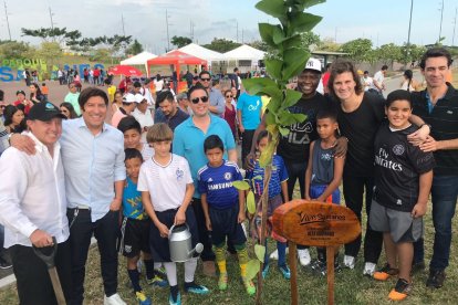 En la siembra del árbol en Guayaquil:Álex Aguinaga, Iván Zamorano, Nico Issa, Freddy Rincón, Rubén Insúa y Ariel Graziani.