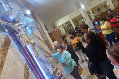 El público acude a la iglesia, ubicada en Lizardo García y la A, para orar en la previa de la procesión.