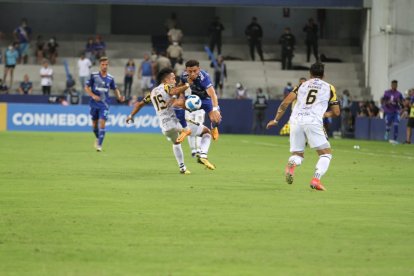 Los equipos empatan 1-1 en la primera parte.