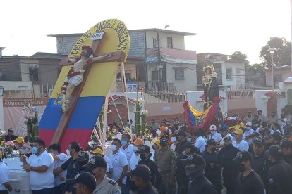 Miles de feligreses se dieron cita para participar en la procesión más grande del país.