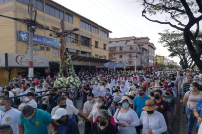 Cientos de personas se suman a la procesión que arrancó en la iglesia Nuestra Señora de la Alborada.