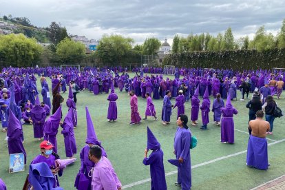 Los cucuruchos plagaron los patios de ese centro educativo.