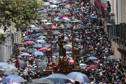 La imagen de Jesús del Gran Poder regresó a las calles del centro de Quito.