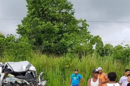 Los rescatistas usaron herramientas para extraer los cadáveres de los hierros retorcidos.