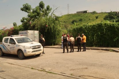 La Policía Nacional acudió al lugar de los hechos a recoger el cadáver.