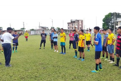 El elenco de Calvi entrena en el cantón Marcelino Maridueña, bajo las órdenes de Urlin Cangá.