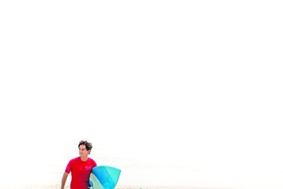 Marco Campos, deportista e impulsor del surf en el Ecuador, recorre con su tabla la playa todas las tardes en busca de buenas olas.