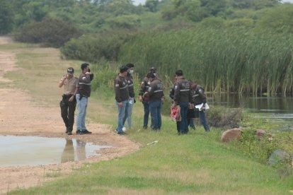 El cuerpo de un hombre fue hallado con sus extremidades superiores maniatadas al pie de la vía Durán - Tambo.