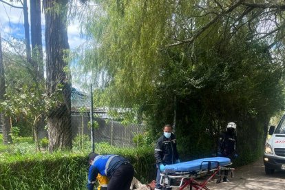 La víctima de intento de femicidio se recupera en un hospital del centro de Quito.