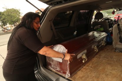 Katty Mejía Cepeda 
nunca imaginó que al contestar una videollamda viviría una de las experiencias más aterradoras de su vida. Ella ‘embellece’ al difuntito 
y hasta lo mete
al hueco.