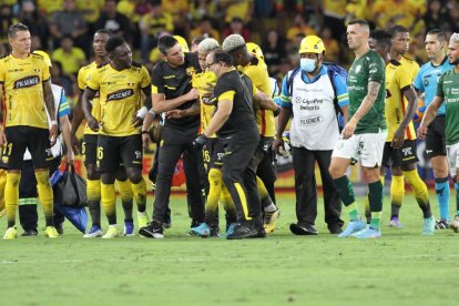 Byron Castillo (c) sufrió un duro golpe en la cabeza, durante el duelo entre Barcelona y Orense, por la fecha 7 de la LigaPro.