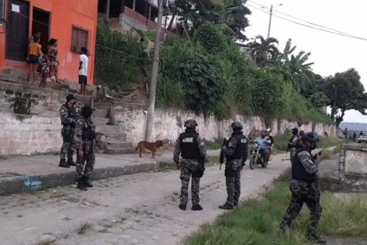 Policía recogió indicios balísticos en el lugar de la balacera.