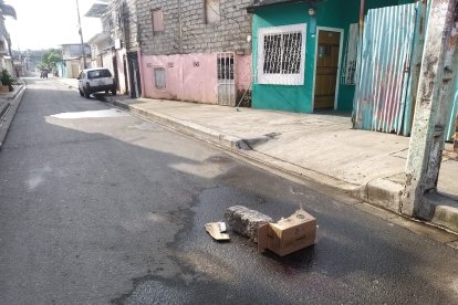 En un solo hecho, sicarios acabaron con la vida de tres personas, esto ocurrió en el Guasmo sur. Entre las víctimas mortales hay dos mujeres.