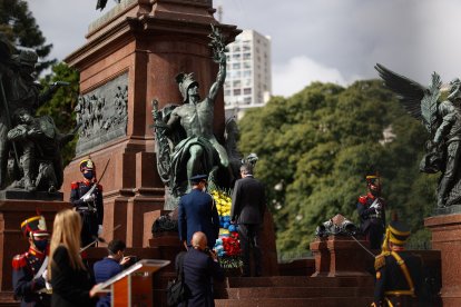 El presidente de Ecuador, Guillermo Lasso (c), muestra sus respetos durante una ofrenda floral en el monumento al general José de San Martín, una tradición entre los mandatarios que visitan la capital argentina, como parte de su primera visita al país suramericano, hoy, en Buenos Aires (Argentina). El jefe de Estado ecuatoriano encabezó esta ofrenda en compañía del canciller argentino, Santiago Cafiero, quien este domingo lo recibió con honores a su llegada al aeropuerto internacional Jorge Newbery de Buenos Aires. EFE/ Juan Ignacio Roncoroni