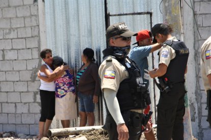 Familiares del ahora occiso lloran por él mientras la Policía resguarda la escena del crimen.