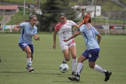 El plantel de Ñañas demostró su fuerza ofensiva al golear 3-0 a Macará, en Ambato.