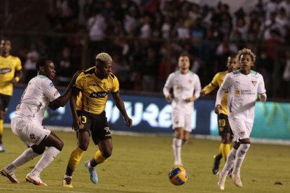 Liga de Quito se impuso por 2-0 a Barcelona y le mete presión al Ídolo en el liderato de la primera etapa.
