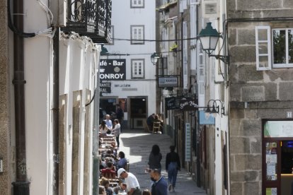 Una terraza este sábado en el regreso a la normalidad previa a la pandemia, al decaer las restricciones de comensal por mesa en hostelería, un paso previo al del próximo día 20, jornada de eliminación de la obligatoriedad del uso de las mascarillas en interiores. EFE/Lavandeira jr