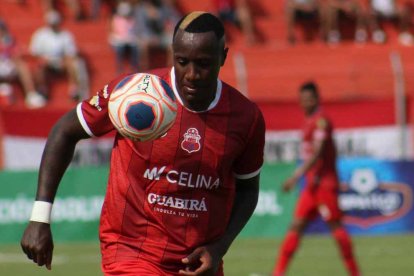 Kevin Mina, delantero ecuatoriano del Guabirá de Bolivia, fue blanco de insultos racistas.