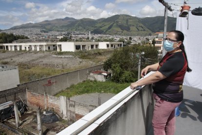 Verónica Reinoso muestra las instalaciones abandonadas a medio construir.