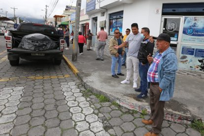 Los parientes de Toala llegaron con un ataúd en el que lo trasladarían hasta San Lorenzo, Esmeraldas.