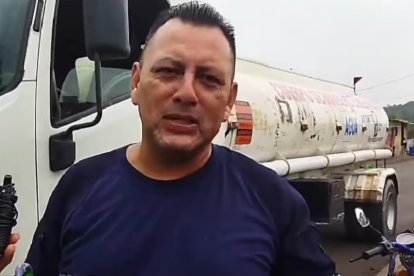 "Pagaron piso" por regalar un balde de agua