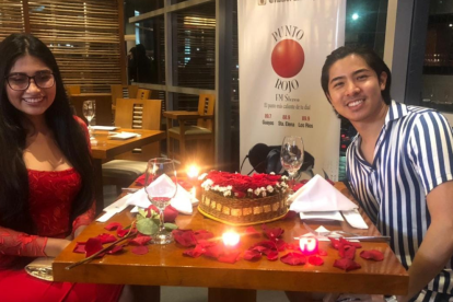 Sus ojos rasgados atraen las miradas de las oyentes de Radio Punto Rojo.