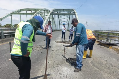 Trabajadores realizan labores de mantenimiento en la estructura.