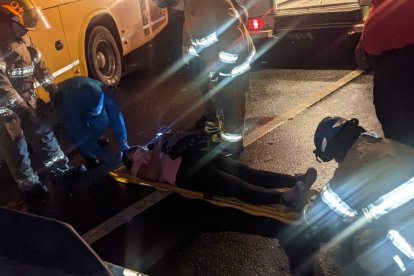 Una de los heridos es asistida por personal paramédico.