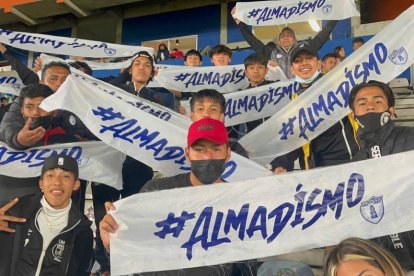 Los hinchas del Pachuca con las leyendas del Almadismo, en honor a su entrenador Guillermo Almada