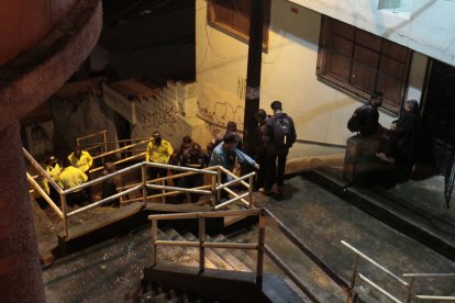 Los agentes de Policía se quedaron en el sitio levantando indicios en torno a esta muerte violenta.