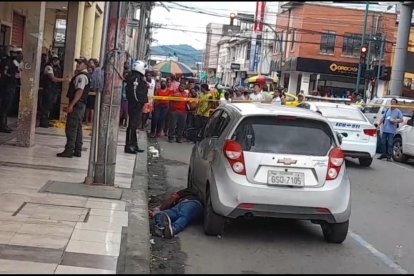 La víctima quedó tirada al pie de un vehículo.