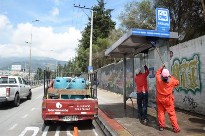 Cada cuadrilla realiza la limpieza de 30 a 40 paradas diarias, según los trabajadores.