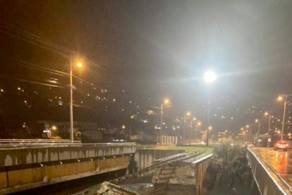 El afluente sufrió una crecida histórica causando daños principalmente en los sectores ubicados en la margen derecha, de donde se debió evacuar a 4 familias.