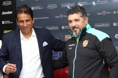 José Francisco Cevallos (i), expresidente de Barcelona, fue quien contrató a Leonardo Ramos.