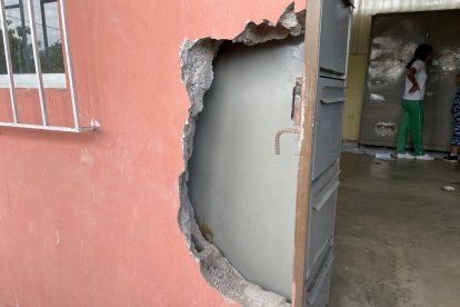Así quedó una de las paredes del plantel, por donde entraron los 'choros'.